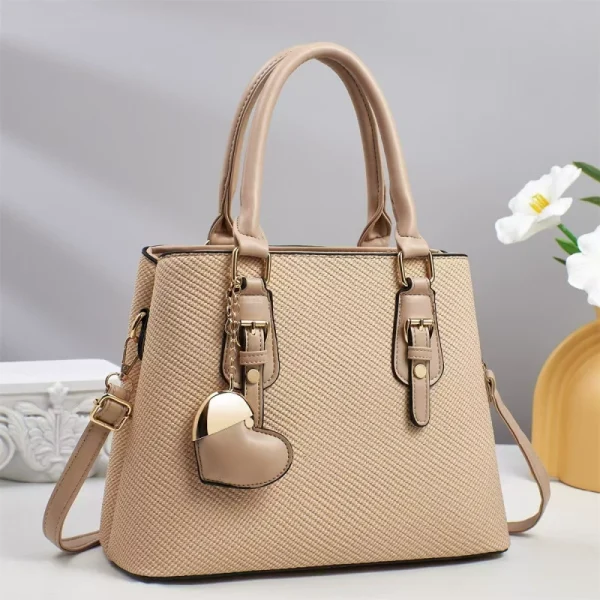 Heart-shaped charm women's bag, fashionable, versatile, casual, trendy, high-end, large capacity, urban minimalist.