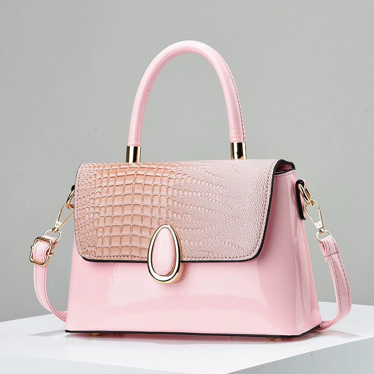 O1CN01e0xkQT1b0crfLHFYf_!!2218470933403-0-cib.jpg_ High-end women's handbag with crocodile pattern, fashionable shoulder bag, large capacity crossbody bag - Image 1
